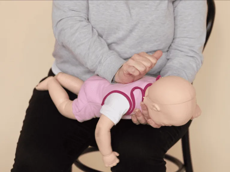 Om barn under 1 år sätter i halsen: så gör du!