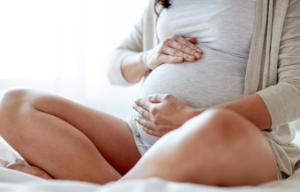 Gravid håller på magen