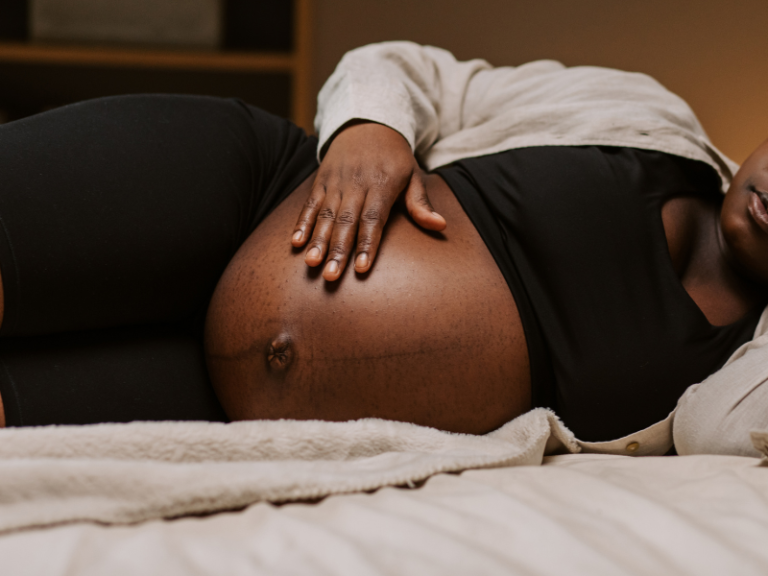Sova på rygg som gravid – guide till bästa sovställningarna